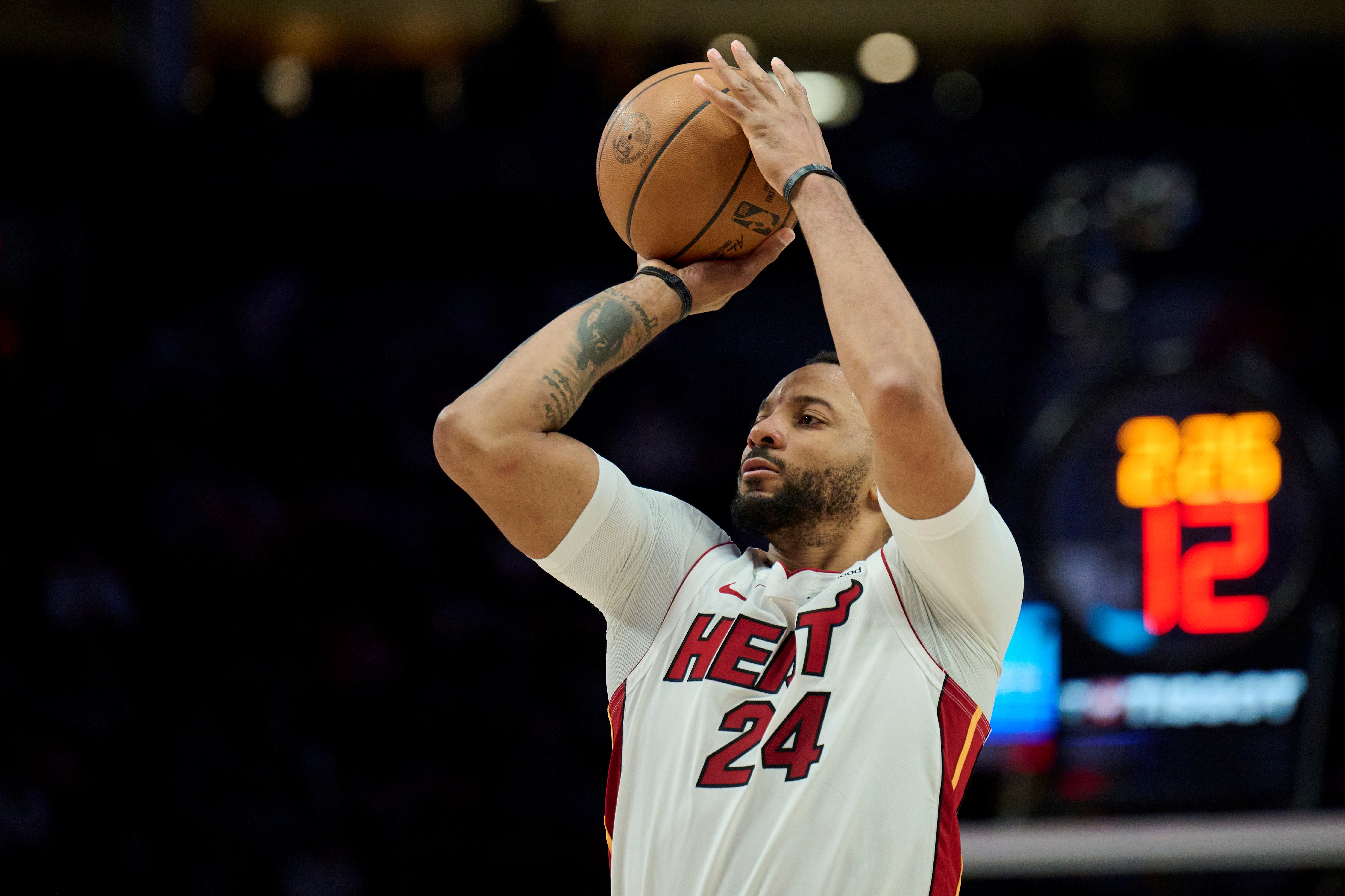 世界杯赛事直播平台入口-板凳发力！诺曼·鲍威尔替补17中8砍下25分 三分7中3